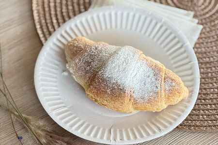 Круассан с шоколадной начинкой