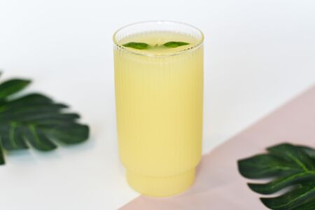 Натуральный лимонад со вкусом ананас-базилик