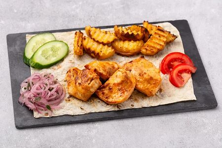 Шашлык из куриного филе с картофелем на мангале 