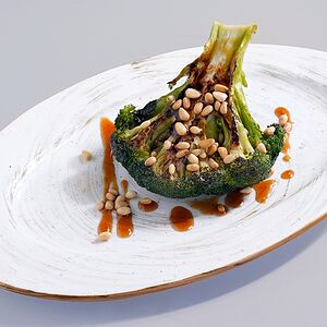 Брокколи с кедровыми орешками