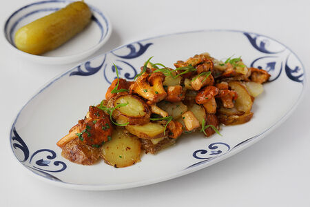 Жареный мини-картофель с лисичками и маринованным огурцом