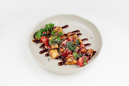 Салат с хрустящими баклажанами, томатами и кинзой