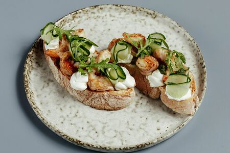 Брускетта с креветками и творожным сыром