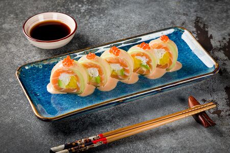 Фирменный сашими ролл с лососем и крабом 