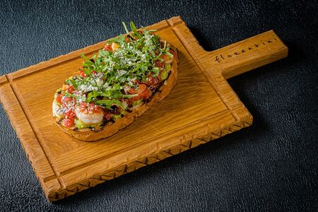 Брускетта с креветками