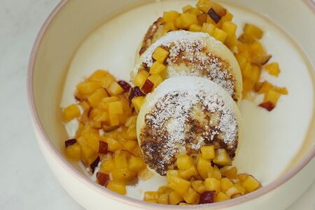 Сырники со сметаной и нектарином