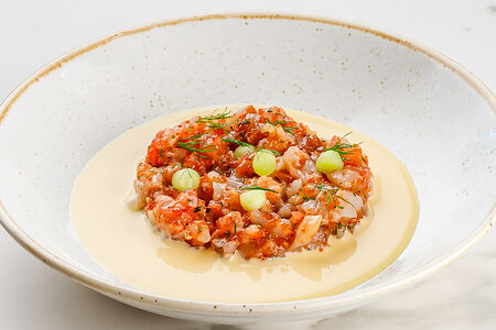 Тартар из креветок с томатами и соусом из маракуйи