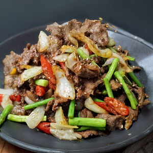 Острые кусочки говядины с луком