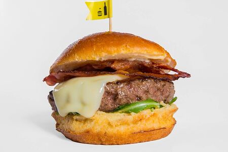 Бургер с трюфельным маслом, беконом, рукколой и сыром сулугуни