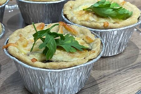 Жюльен в корзинке