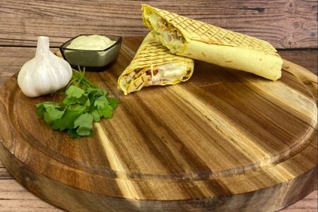 Большая шаурма с курицей и аджикой