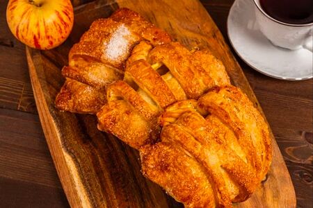 Слойка со свежим яблоком