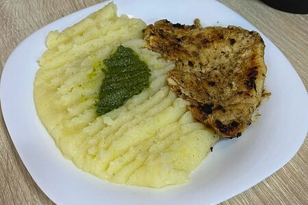 Картофельное пюре в соусе песто с курицей