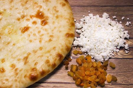 Осетинский пирог с творогом и изюмом