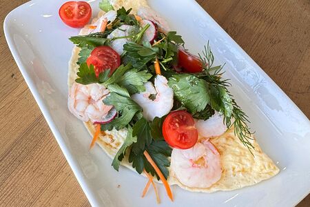 Омлет с креветками и салатом Ажур
