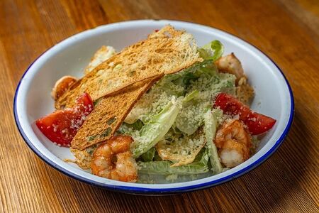 Хрустящие листья салата с ореховым соусом и креветками