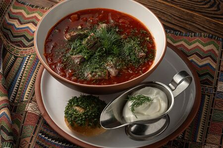 Борщ с чесночной пампушкой