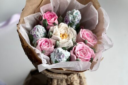 Букет из зефира с пионами и розами Размер S