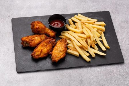 Острые куриные крылья с картофелем фри 