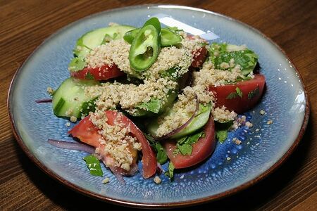 Салат по-грузински с орехами и острым перцем чили