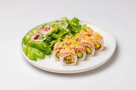 Уми с лососем и тобикой 