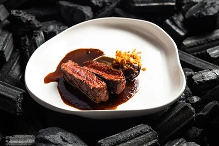 Вырезка мраморной говядины с томленым луком 