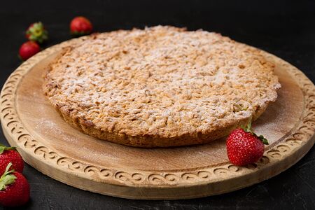 Песочный пирог с клубникой