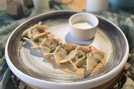 Пельмени рыбные из трески и креветки в азиатском соусе