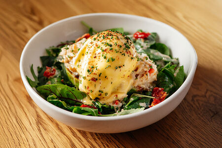 Запеченное авокадо с крабом, яйцом пашот и голландским соусом