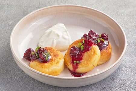 Сырники с вишнёвым вареньем и сметаной
