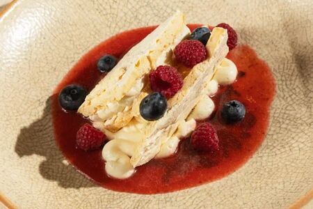 Павлова с ягодами