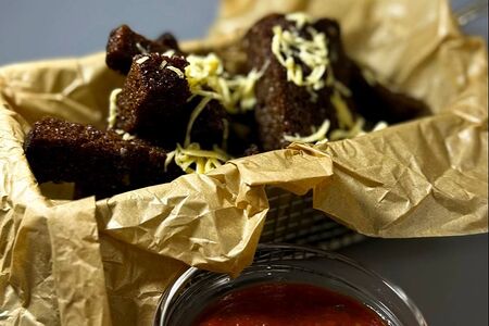 Чесночные крутоны с соусом барбекю