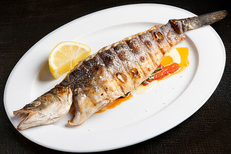 Сибас на гриле с рагу из томатов