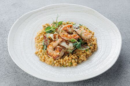 Птитим в сливочно-томатном соусе с морепродуктами