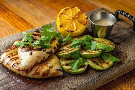 Кальмар на гриле с кабачками