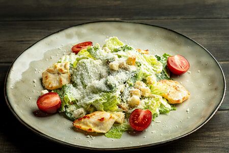 Салат Цезарь с курицей