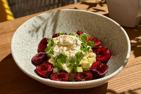 Гаспачо с черешней