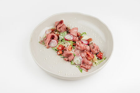 Салат с ростбифом, томатами кимчи под соусом Тоннато