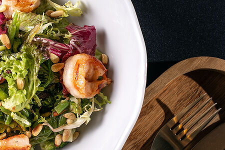 Салат с креветками и вяленными томатами