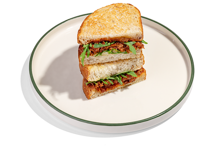 Сэндвич с тушеной говядиной и сыром