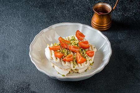 Павлова с клубникой