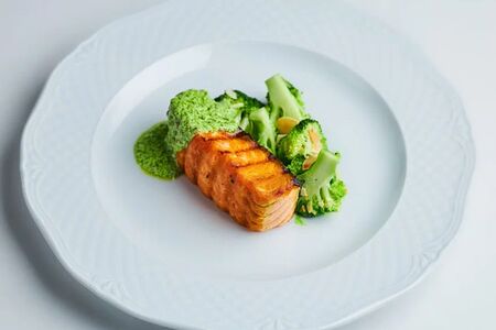 Филе лосося из дровяной печи с брокколи и чесноком