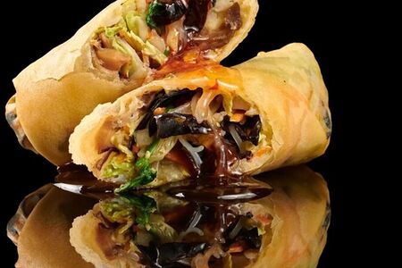 Спринг роллы с мясом, древесными грибами, фунчозой и кинзой