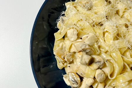 Фетучини с курицей, грибами
