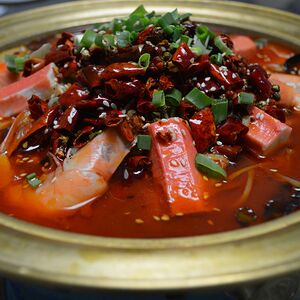 Утиная кровь с морепродуктами в бульоне