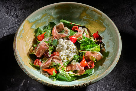 Салат Вяленая утка, буррата, пеперончини 