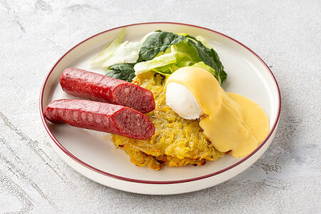 Драники с яйцом пашот и колбасками из говядины