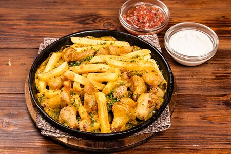 Жареные хрустящие лисички, картофель фри