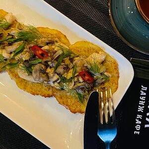 Драники с курицей и грибами в сливочном соусе