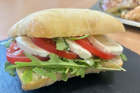 Чиабатта с томатом, моцареллой и руколой